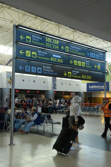 Llegada viajeros al aeropuerto de Gran Canaria