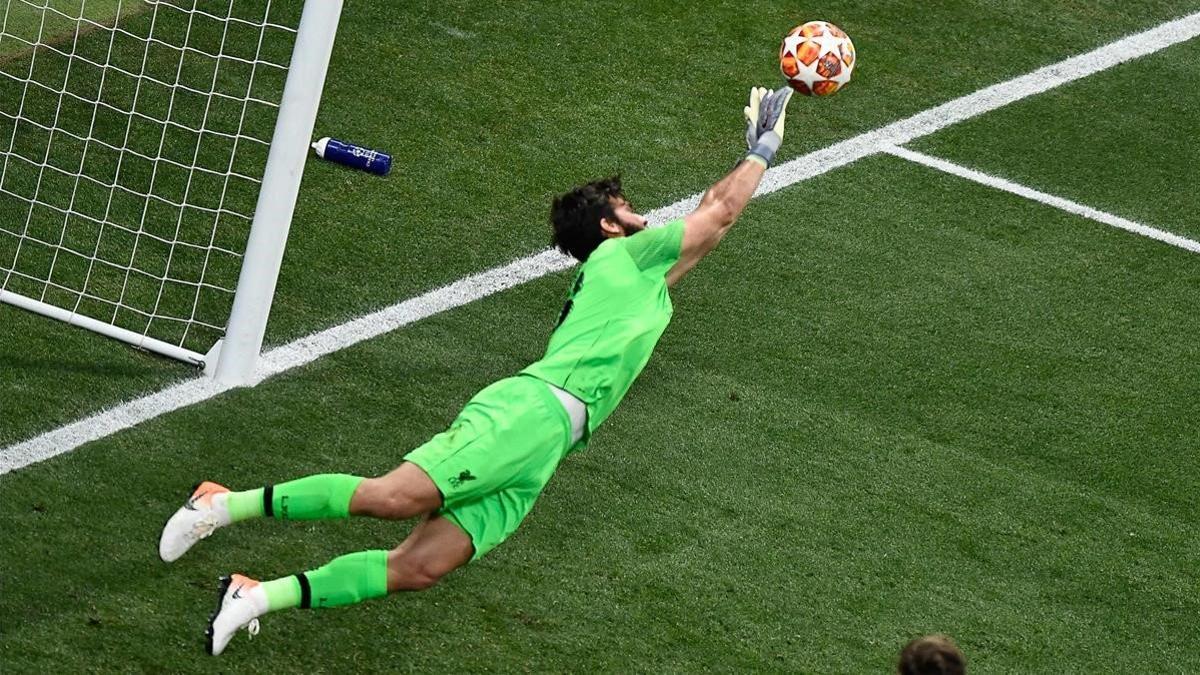 Alisson, con una parada soberbia, evita el gol de Erikssen de falta.