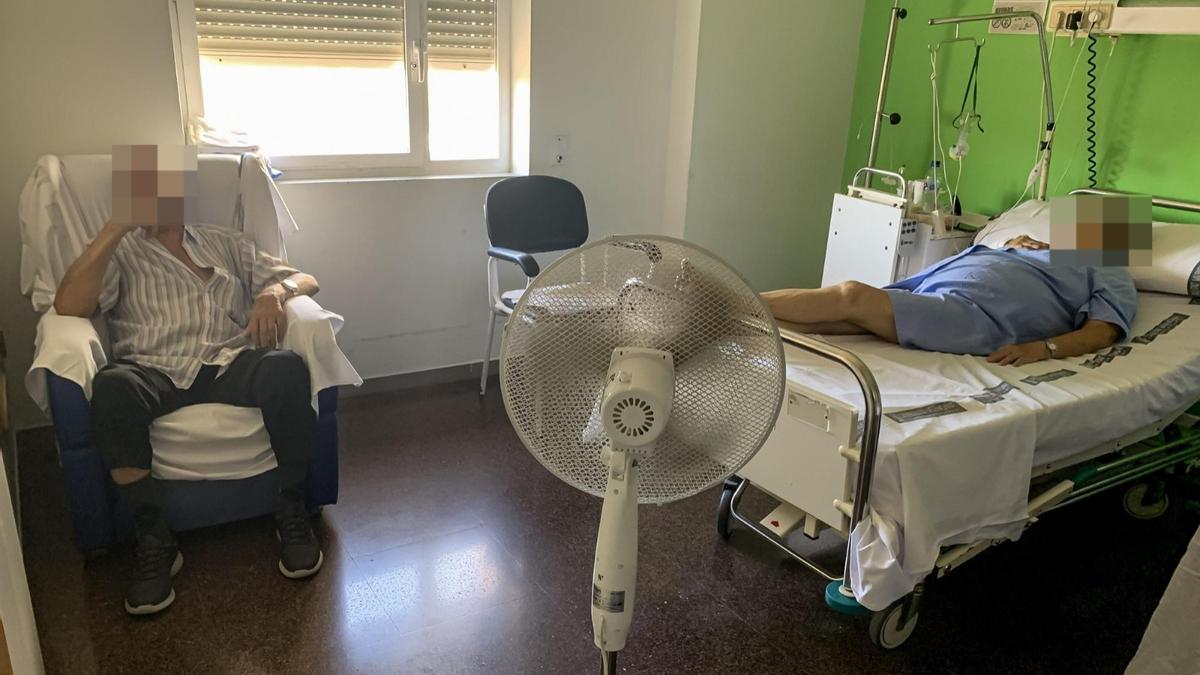 Pacientes en una habitación sin aire acondicionado en imagen de archivo.