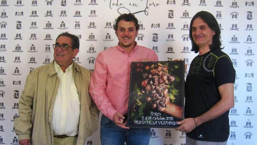 De izquierda a derecha, Juan Antonio Rodríguez, Tomás del Bien y Francisco de la Fuente, presentan el cartel de las fiestas.