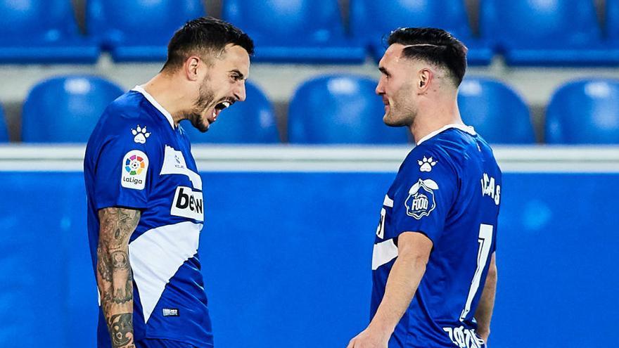 Joselu y Lucas Pérez celebran el gol del Alavés ante el Valladolid.