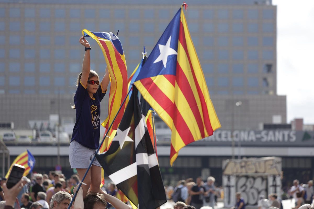 11S 11-S Diada nacional de Catalunya Onze de Setembre Manifestación de la ANC: La entidad ha organizado cuatro columnas -que saldrán desde la Ciutat de la Justícia (libertad), escuela Proa (lengua), Estación de Sants (país), y la sede de Hacienda (soberanía)- y confluirán en la Plaza de España.