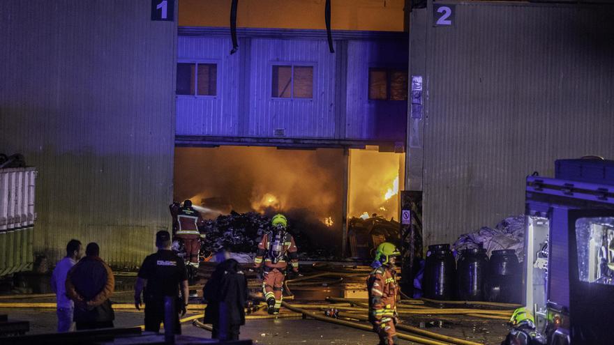 Arde una de las naves del punto limpio de Vigo