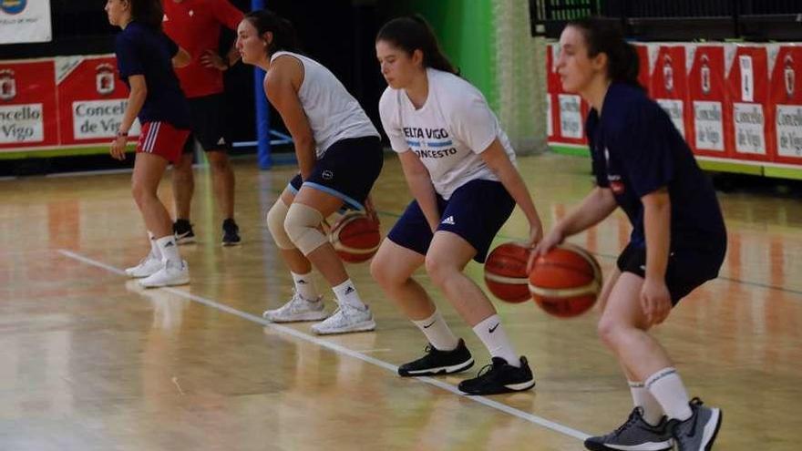 Varias jugadoras del Celta Zorka Recalvi entrenando en el pabellón de Navia. // José Lores