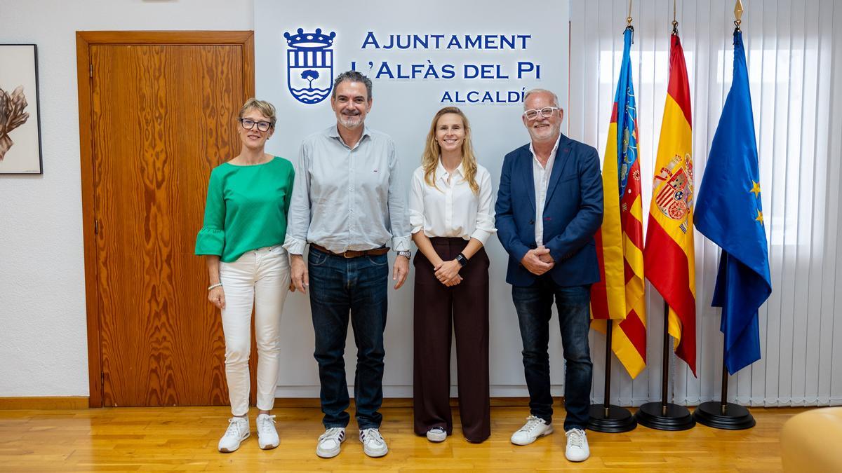 La joven investigadora, junto a dos ediles y el alcalde de L´Alfas.