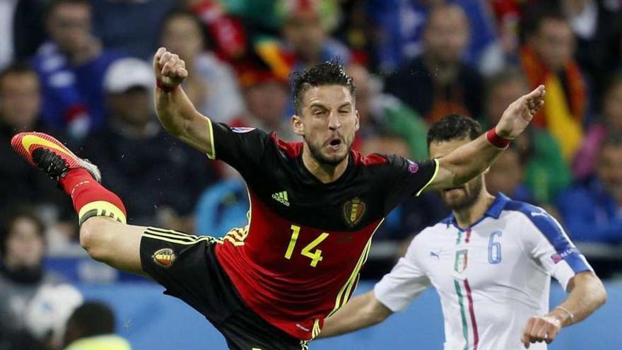 Mertens y Candreva, durante el partido de ayer. // Sergey Dolzhenko