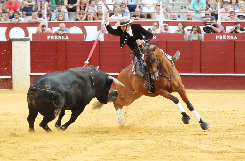 Diego Ventura abre la última Puerta Grande de la Feria