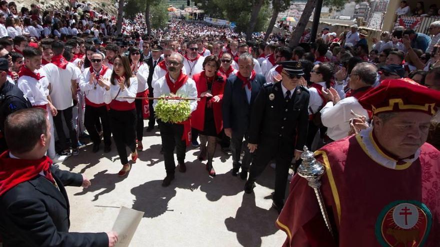 Emoción en la ofrenda floral a los caravaqueños