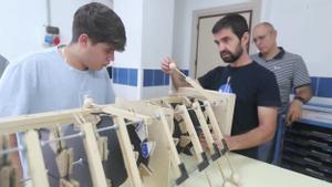 Estudiantes de Jerez crean una máquina que replica las palmas flamencas.