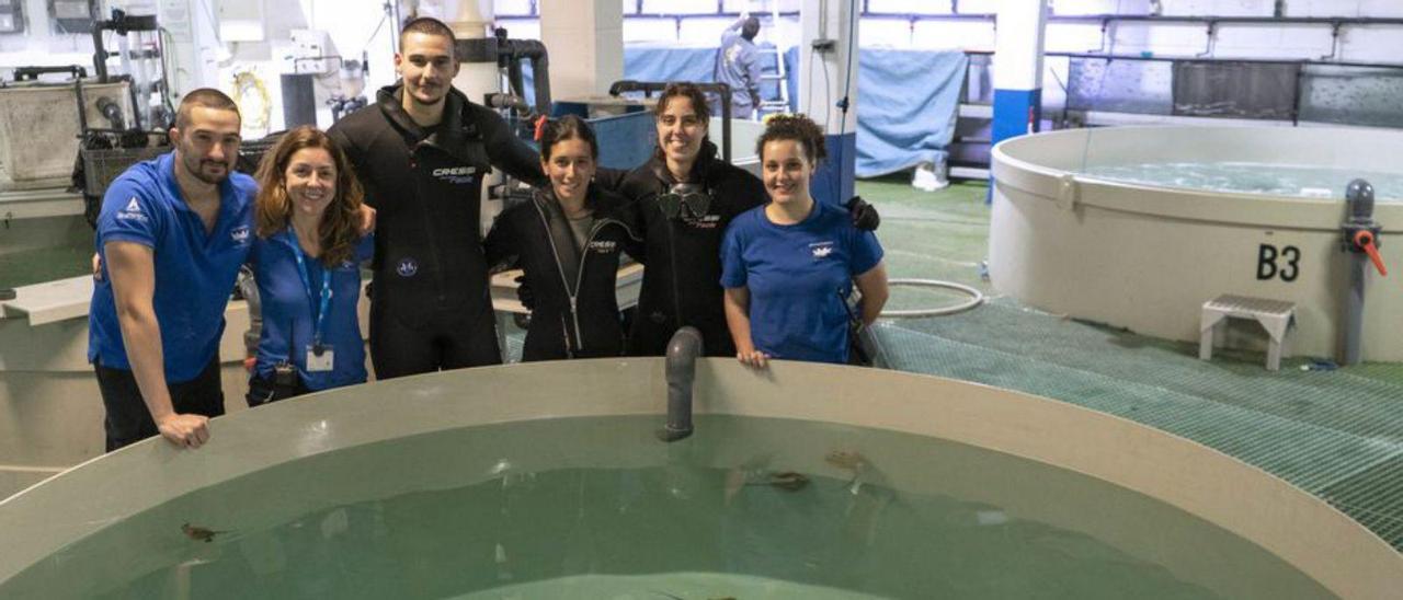 L’equip, amb alguns dels xicotetes animals, en l’àrea de Quarentena