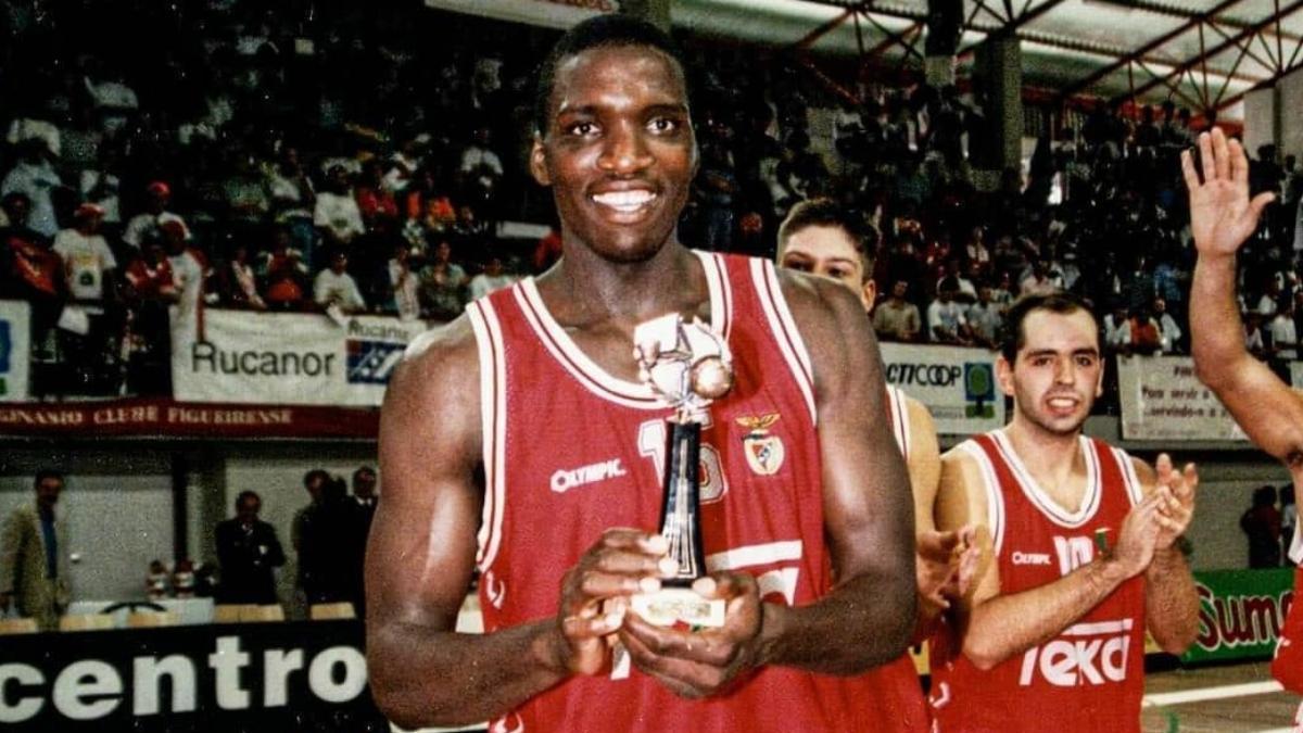 Conceição y Pedro Miguel (10) celebran un título con el Benfica