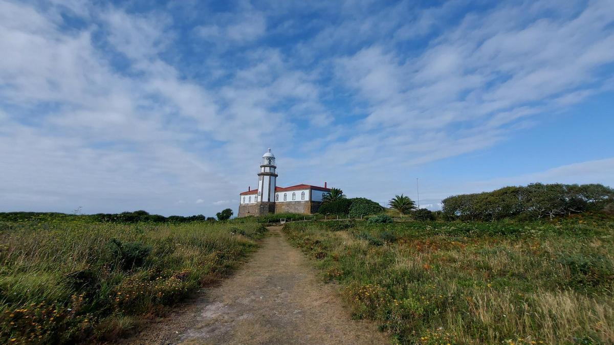El faro de la isla de Ons, en lo alto de Cucorno, que vecinos y colectivos quieren que se reconvierta en museo y biblioteca.