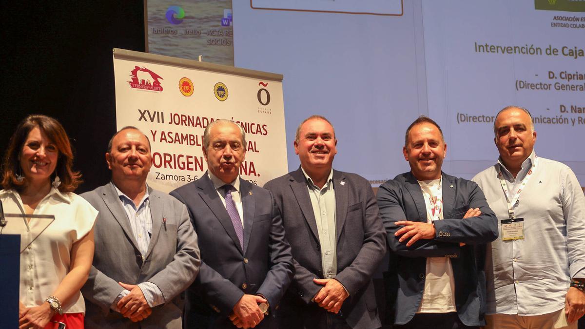 Representantes de Origen España y la IGP Ternera de Aliste junto al director general de Caja Rural de Zamora