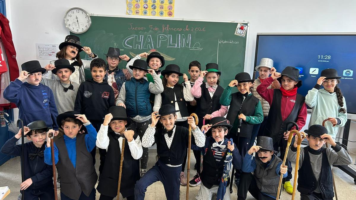 Los niños acuden al colegio con el disfraz de Charles Chaplin