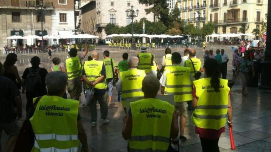 Los Iaioflautas de Valencia, en la plaza de la Virgen de Valencia esta mañana.