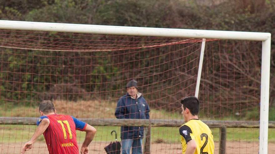 Aitor Hervás chuta para hacer el primer gol del Condal, con el jugador del Llanera Javi al lado.