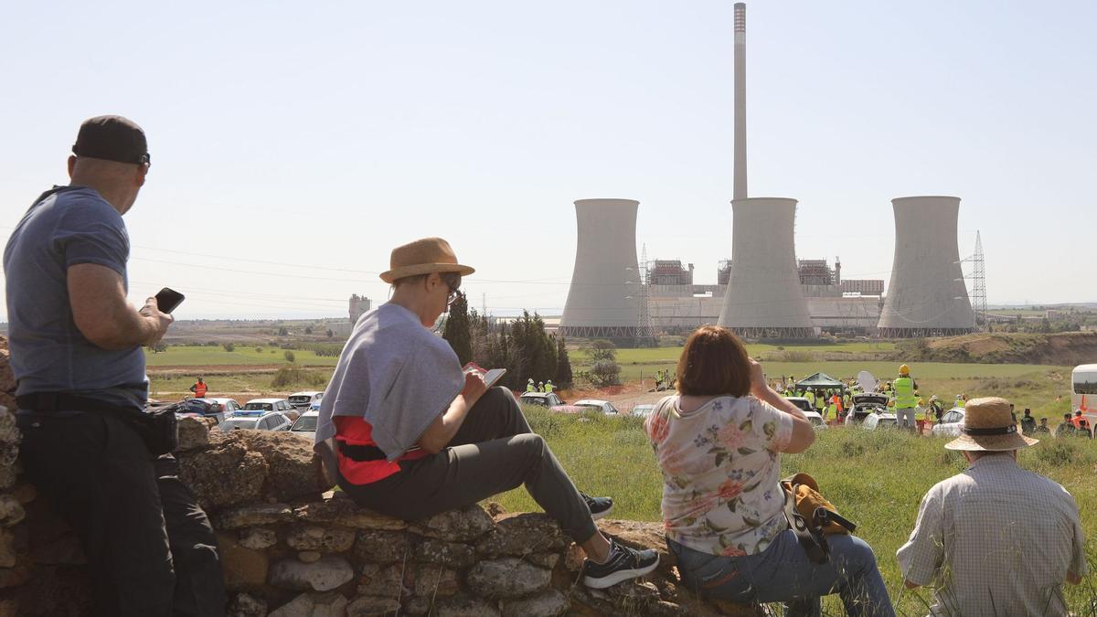 Dinamitan las torres de la central térmica que contaminó el norte de Castellón hace 40 años