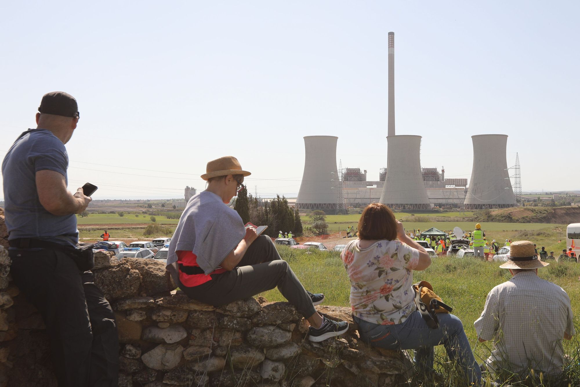 Dinamitan las torres de la central térmica que contaminó el norte de Castellón hace 40 años