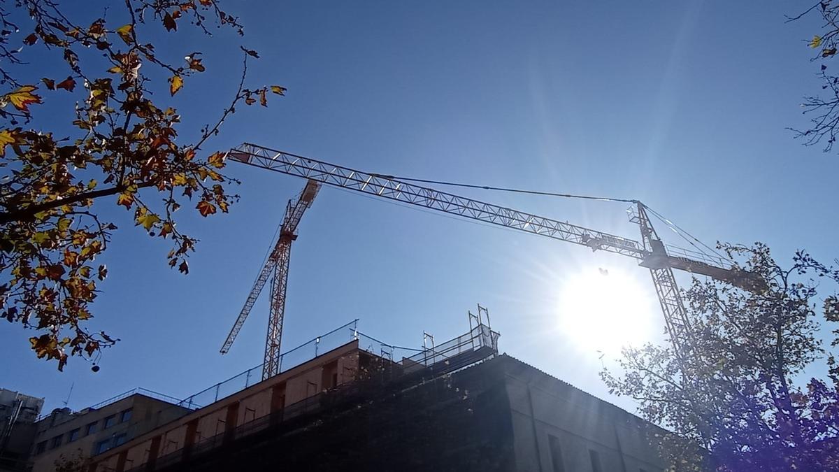 Sol desde las obras de Pontoneros, en la plaza José María Forqué