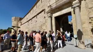 La entrada al Alcázar de los Reyes Cristianos se hace ya por la puerta de la Ribera