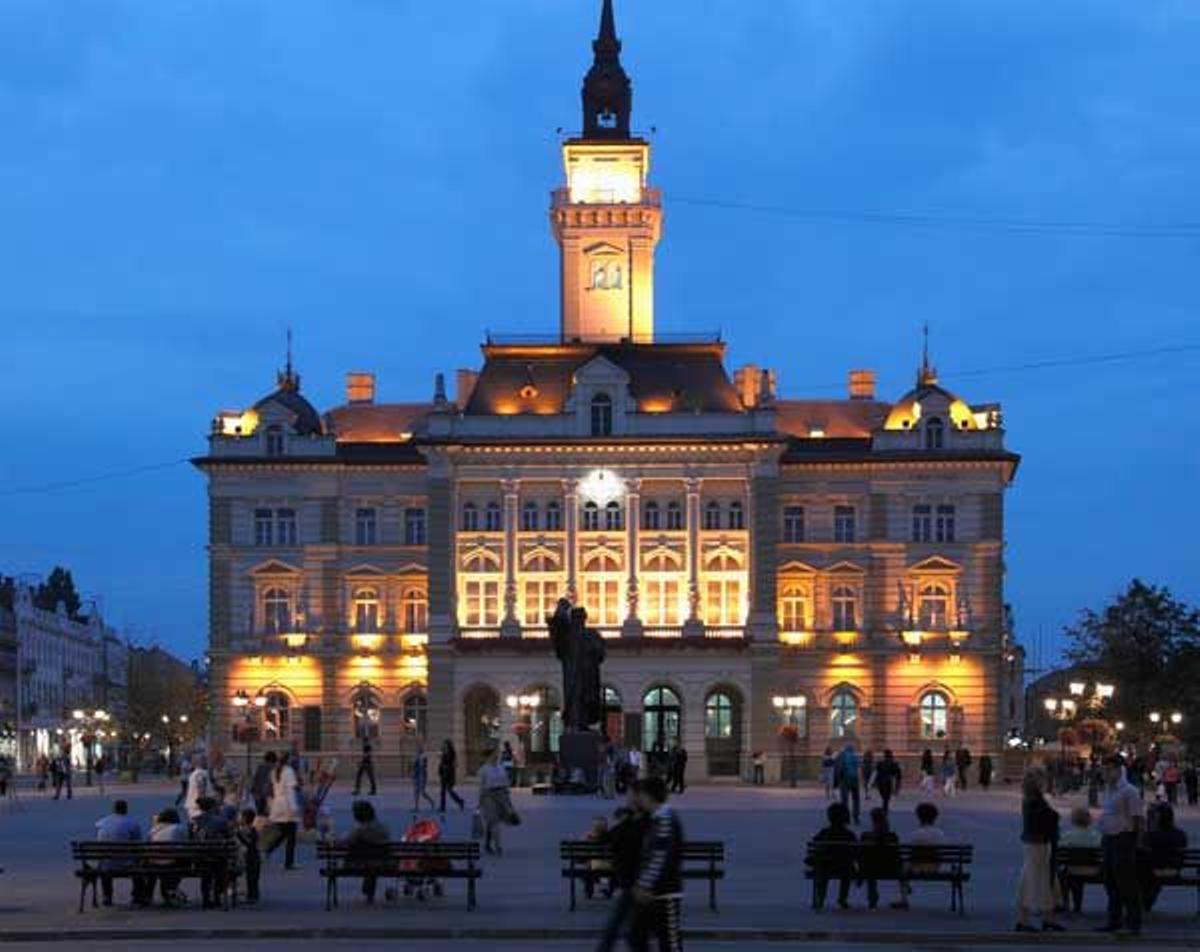 El Ayuntamiento de Novi Sad es de estilo neorrenacentista.