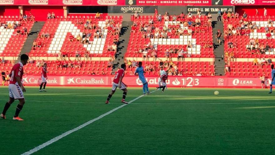 Xiulet inicial del partit entre el Nàstic i el Girona.