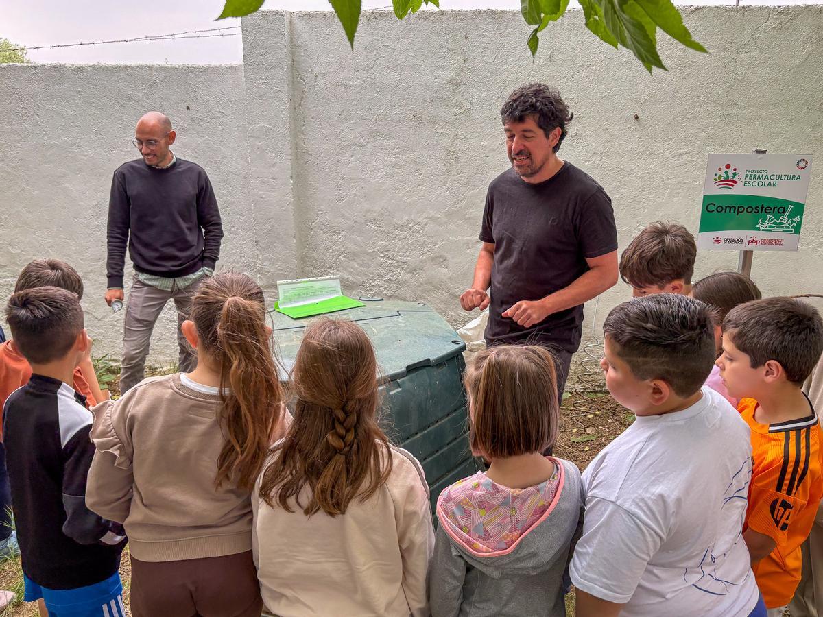 Alumnos asisten a un taller práctico en la jornada de puertas abiertas.