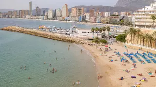 Reabren las tres playas de Dénia pero cierran una en Benidorm por contaminación fecal