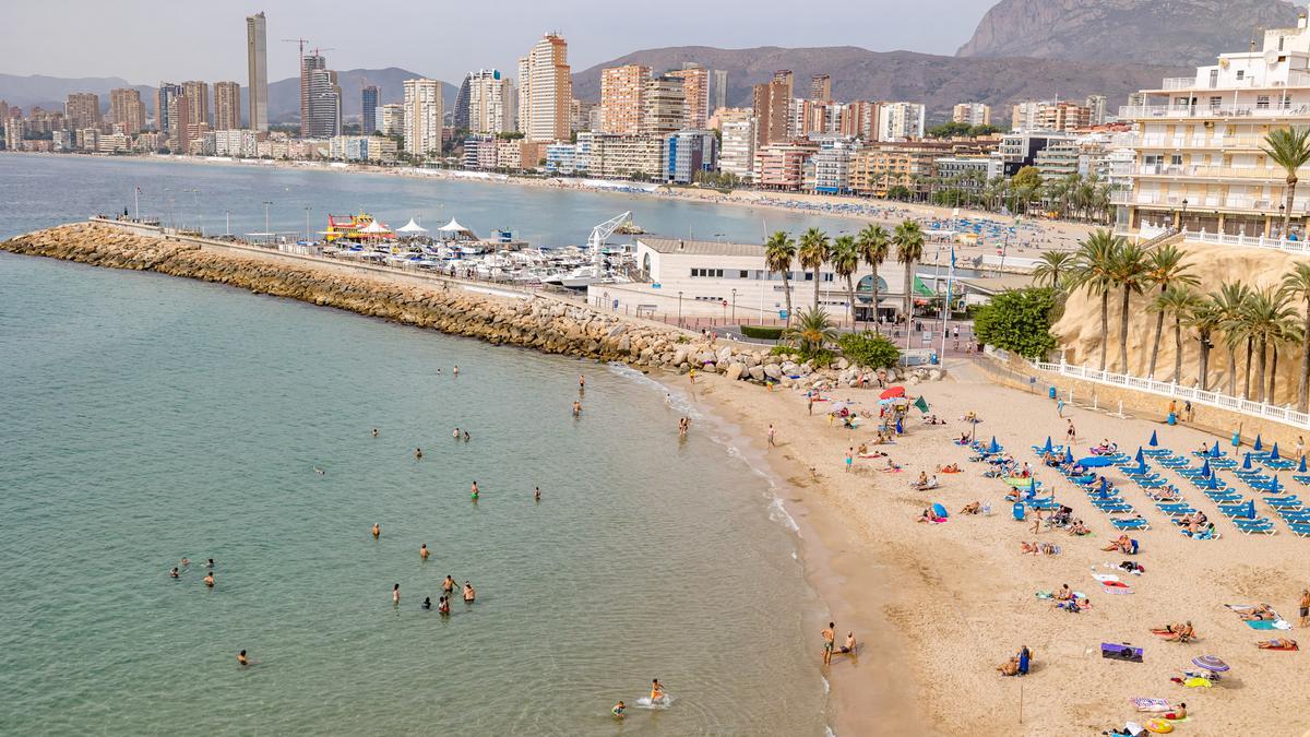 La playa del Mal Pas de Benidorm con Poniente de fondo.