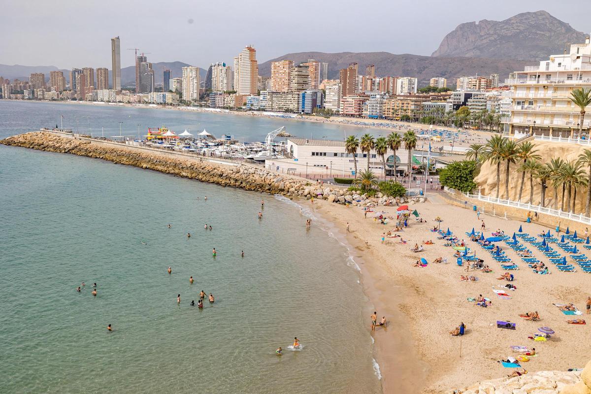 La playa del Mal Pas de Benidorm con Poniente de fondo.