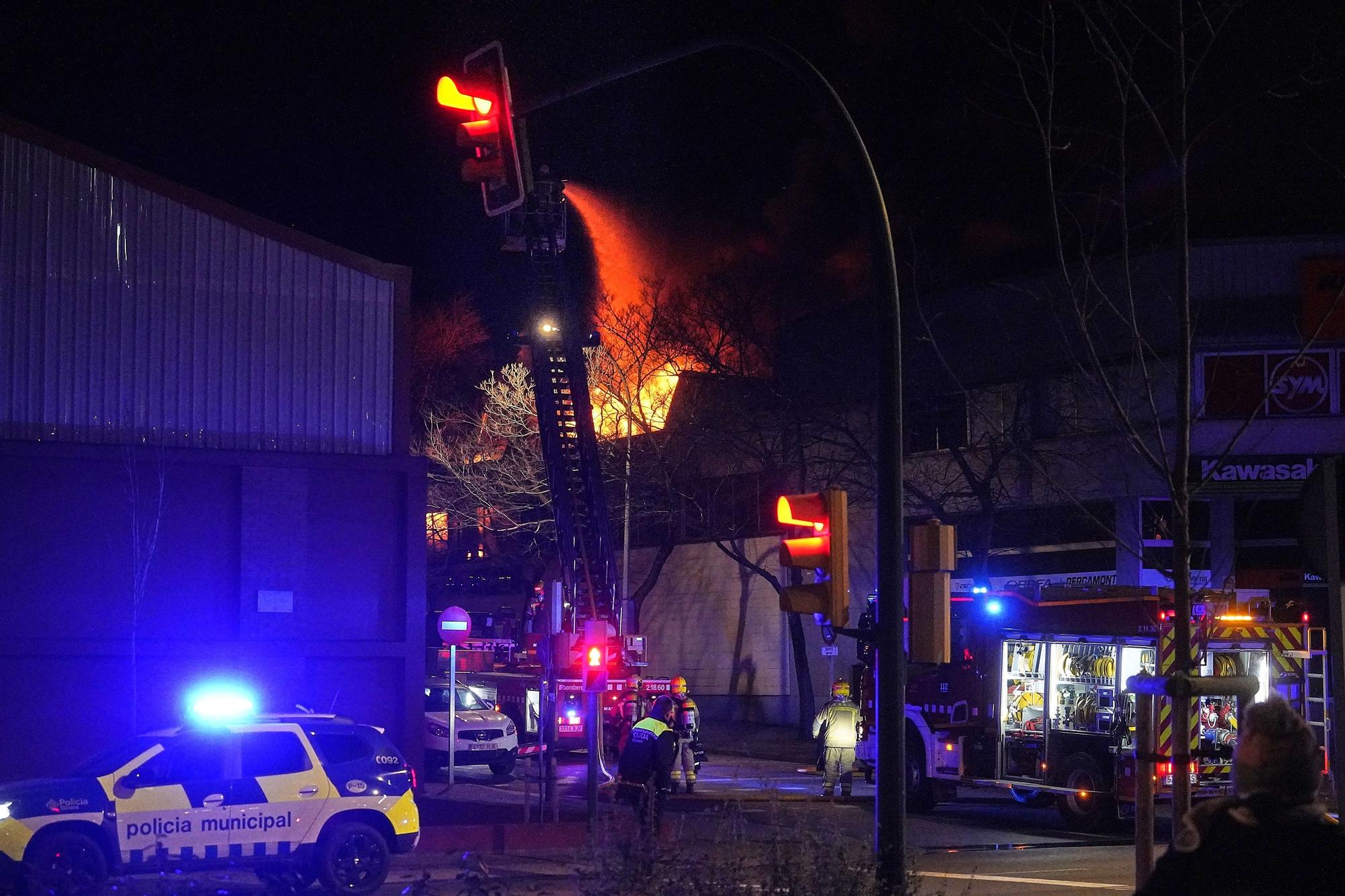 Espectacular Incendi en un concessionari de motos de Girona