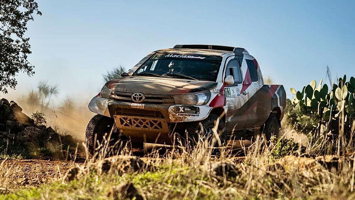 El Toyota de Conde y Macías durante uno de los tramos de la Baja TT Dehesa de Extremadura. |