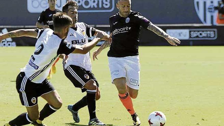 Rico juega el balón durante el partido ante el Valencia Mestalla.