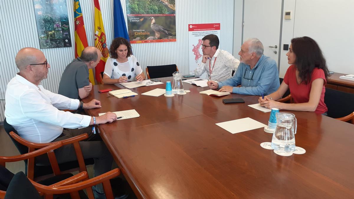 La reunión de trabajo de esta mañana entre la secretaria autonómica, Paula Tuzón, y los representantes de la Coordinadora de No a la MAT