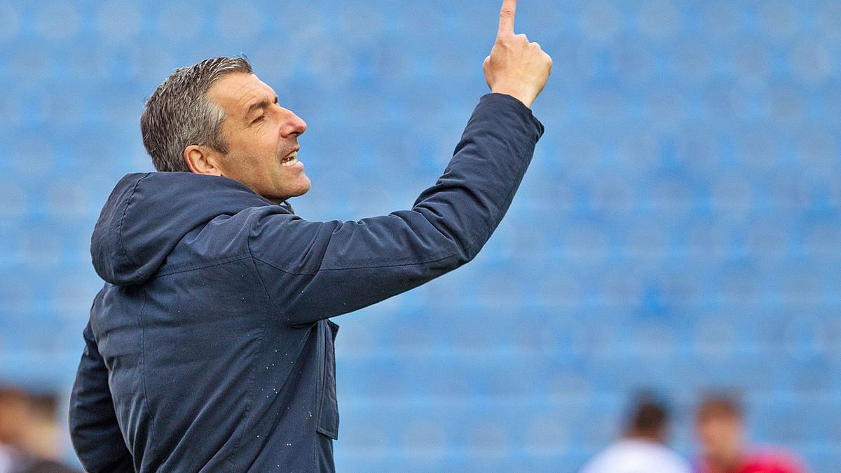 David Cubillo da instrucciones en el partido ante el Alcoyano el pasado domingo.