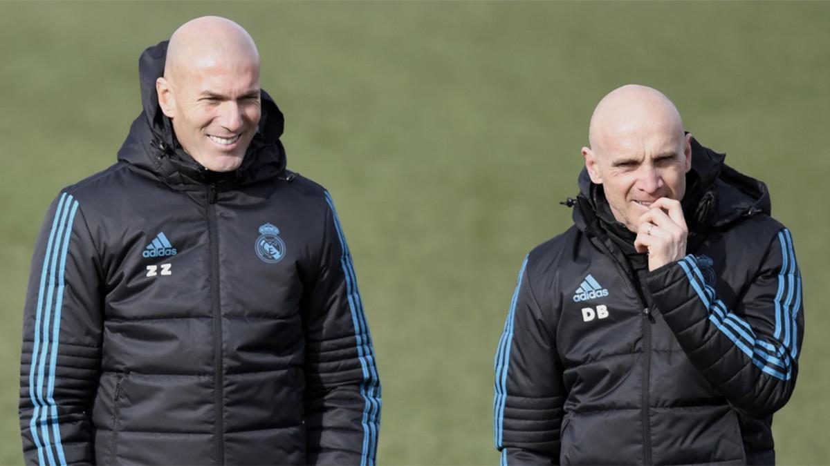 Zinedine Zidane y su asistente David Bettoni durante el entrenamiento previo al Real Madrid-PSG de la Champions 2017/18
