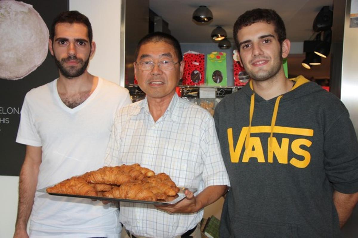 El pastisser Takashi Ochiai, amb el cap de l’obrador, Jordi Morelló i el pastisser Albert Gonzàlez. El pastisser Takashi Ochiai, amb el cap de l’obrador, Jordi Morelló i el pastisser Albert Gonzàlez.