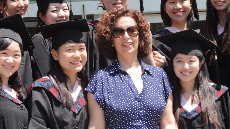 La profesora Carmen Castelo, junto a alumnos de su curso de español para chinos.