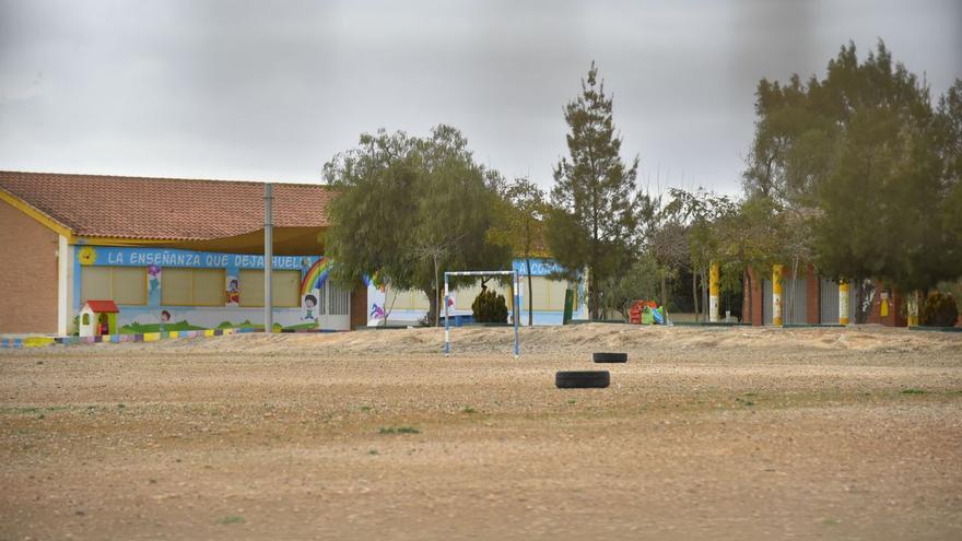 Campo de fútbol de tierra del colegio Luis Calandre, donde los vecinos ubicarían el pabellón. | IVÁN URQUÍZAR