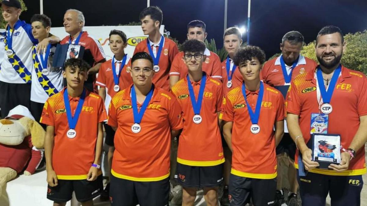 Selección española juvenil masculina, con Sergi Ruiz y Raúl Martínez en el centro. | JOSÉ CIRER