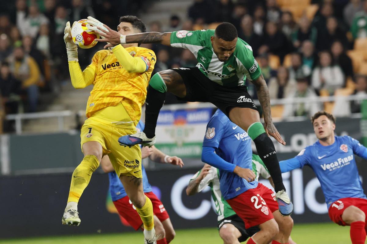 Natan entra con todo a rematar ante Dituro, que se hace con el balón