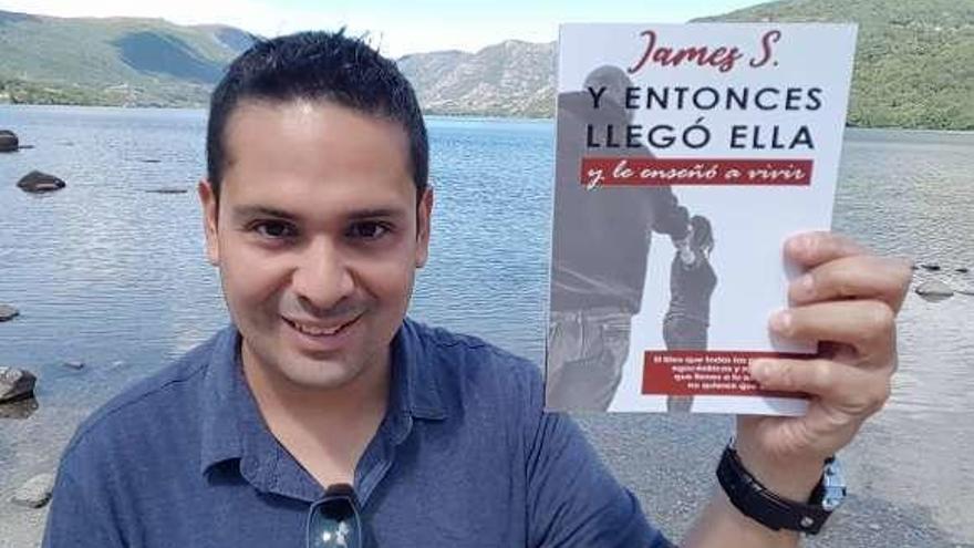 El escritor peruano afincado en Lalín, con un ejemplar de la novela.