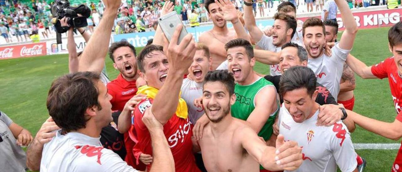 Los jugadores del Sporting celebran sobre el césped del Benito Villamarín el ascenso a Primera.