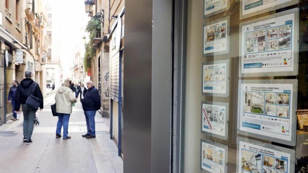 Vitrina de una agencia inmobiliaria.