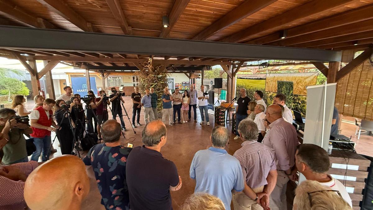 Agricultores, comuneros y miembros del equipo de gobierno durante el tradicional corte de melón de Carrizales este lunes en Elche