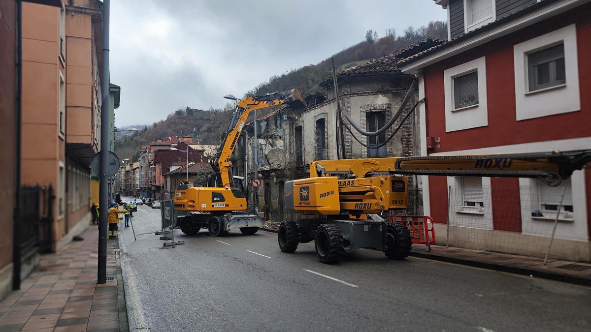 Derribo de casas en ruinas en la calle Ramón y Cajal, en Mieres, en una imagen de archivo.