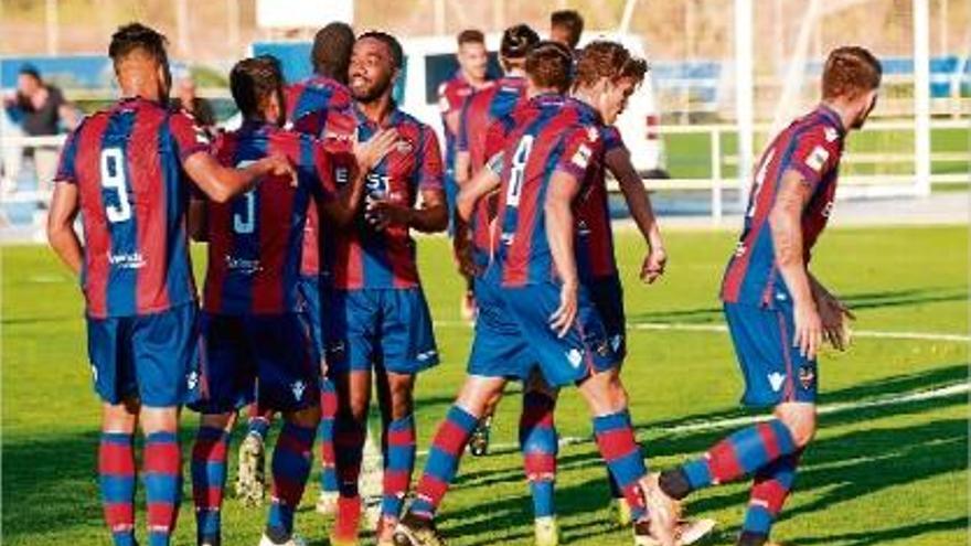 Els jugadors del Llevant celebren la victòria davant del Llagostera ahir a la Ciutat Esportiva de Bunyol.