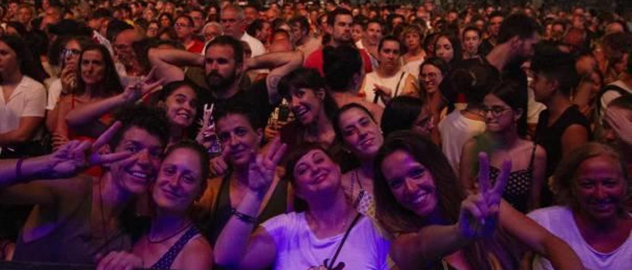 Espectadores delante del escenario de La Murta, el lunes en el concierto de Rozalén.