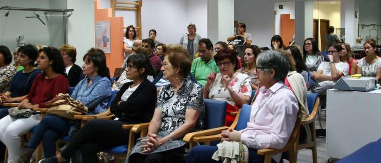 Público asistente, ayer, a la charla sobre suelo pélvico en el Centro Vithas de A Estrada. // Bernabé / Wendy C.