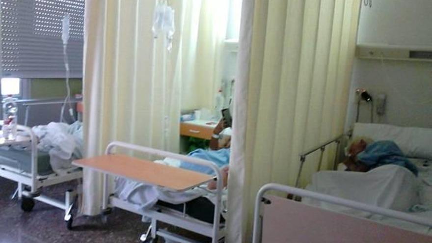 Tres pacientes en una habitación de dos, ayer en la tercera planta del Hospital Clínico.